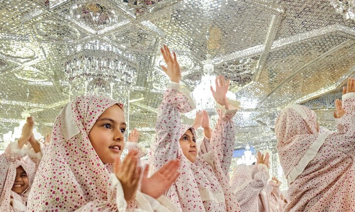 ویدیو | نماهنگی زیبا و تصاویری تماشایی از حضور ۱۸۰۰ دختر روزه‌اولی در حرم امام رضا(ع)