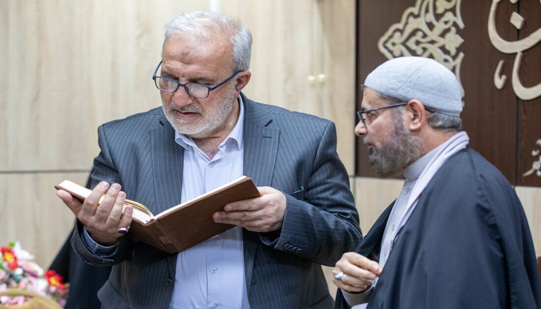 برعاية العتبة الحسينية.. توزيع نسخ من القرآن الكريم بتقنية الاستجابة السريعة (QR)