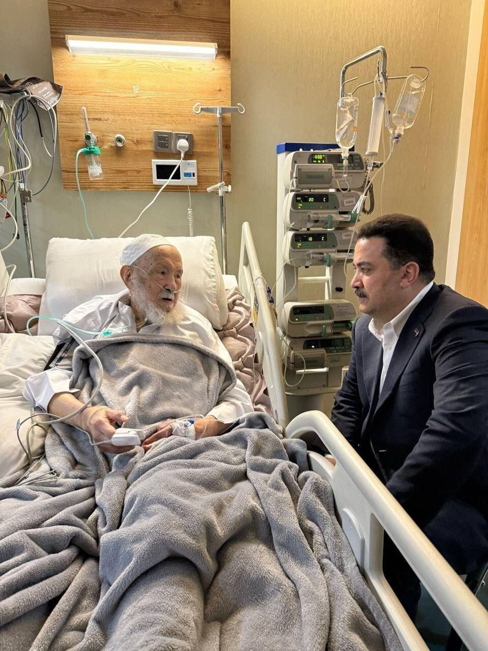 نخست وزیر عراق از آیتالله العظمی فیاض عیادت کرد + عکس