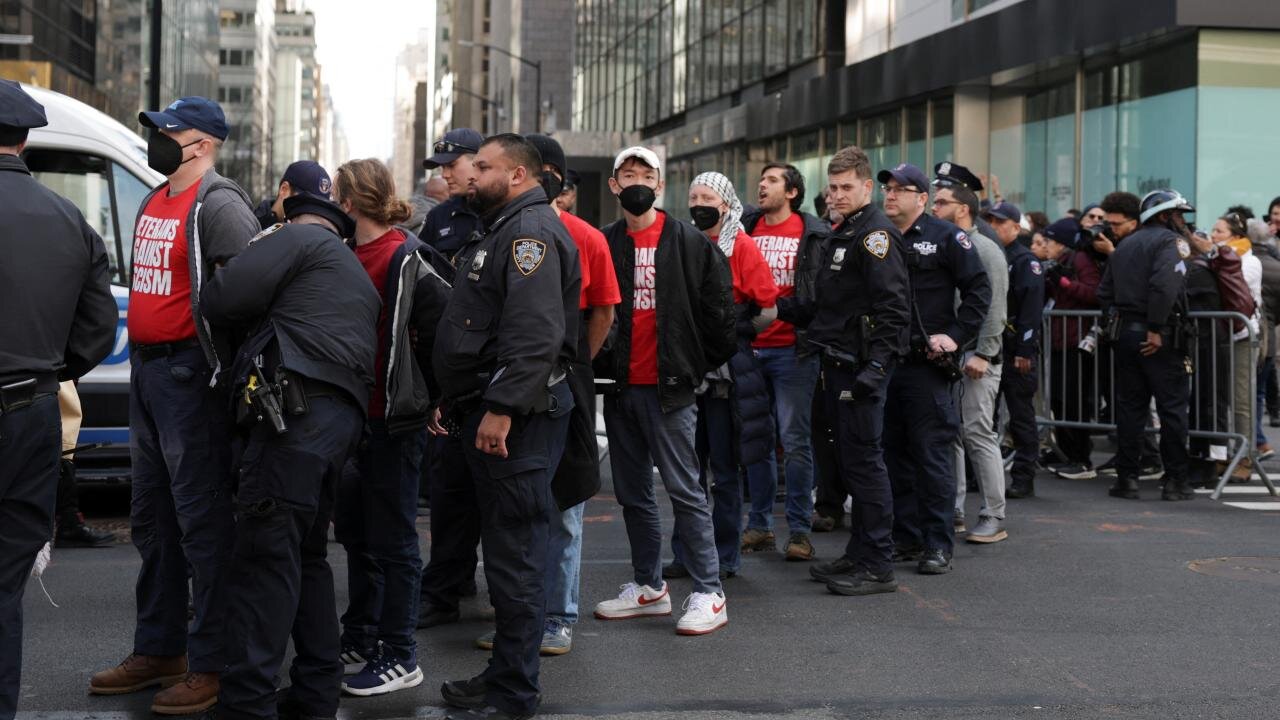 图文直击 | 纽约声援巴勒斯坦学生抗议者遭警方镇压