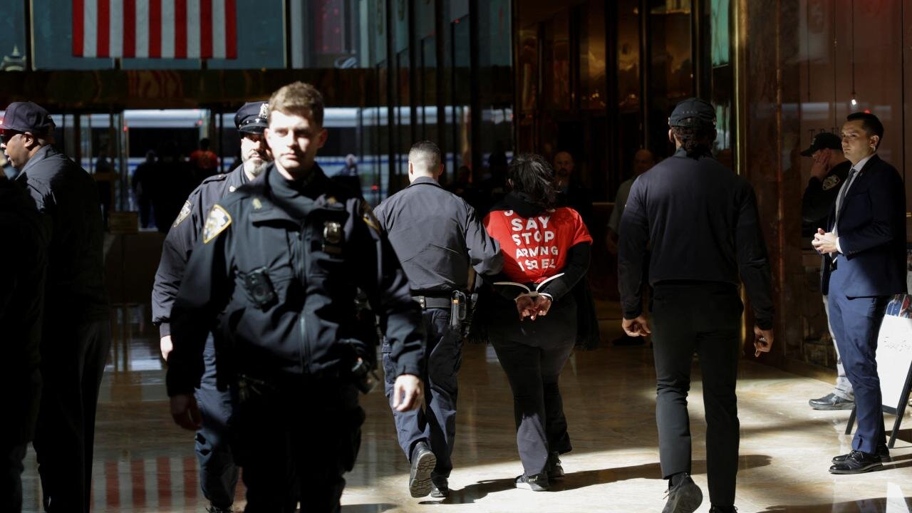 图文直击 | 纽约声援巴勒斯坦学生抗议者遭警方镇压