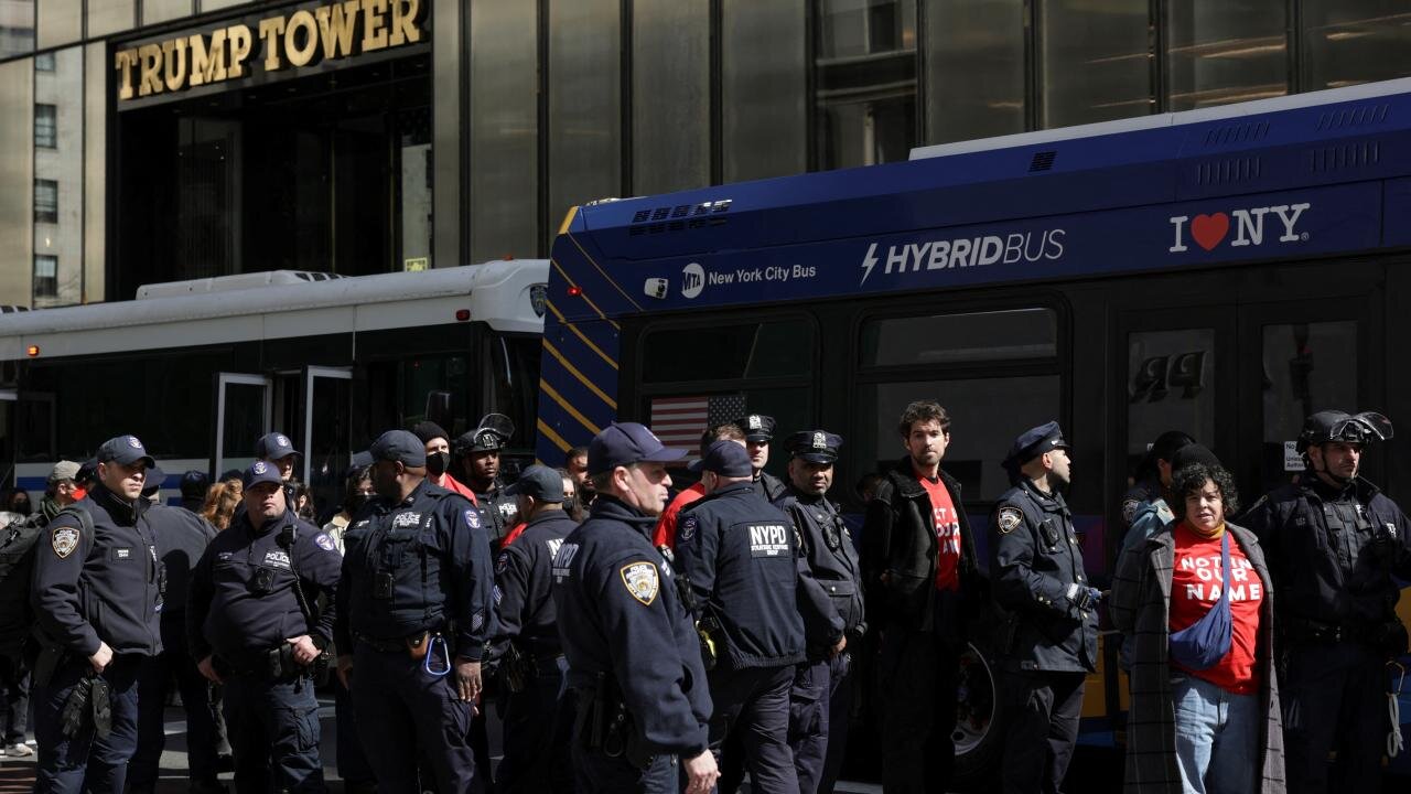 图文直击 | 纽约声援巴勒斯坦学生抗议者遭警方镇压