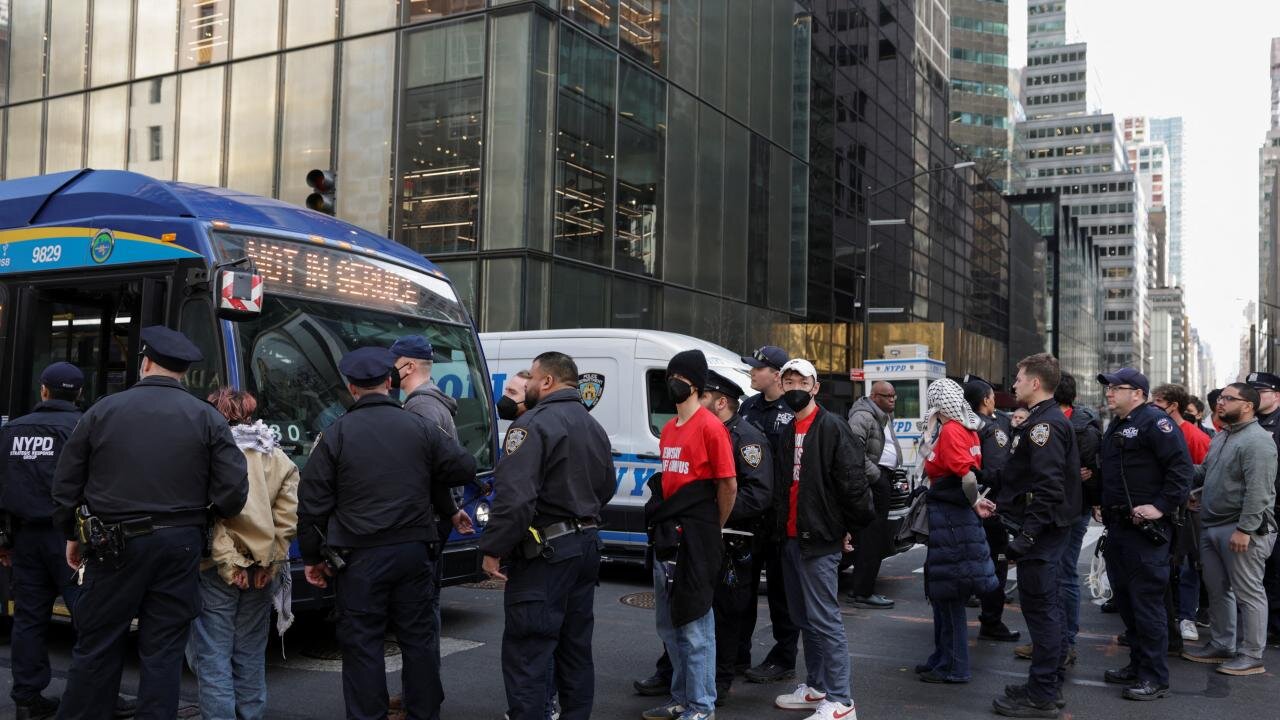 图文直击 | 纽约声援巴勒斯坦学生抗议者遭警方镇压