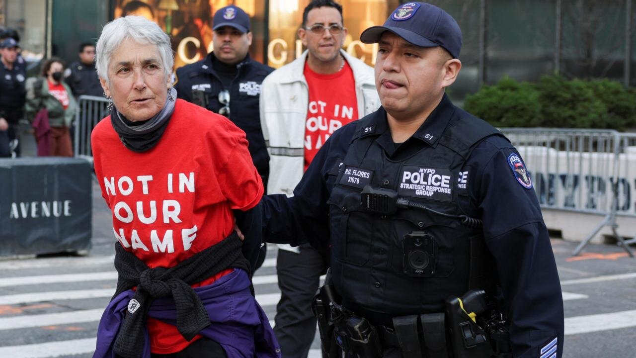 图文直击 | 纽约声援巴勒斯坦学生抗议者遭警方镇压