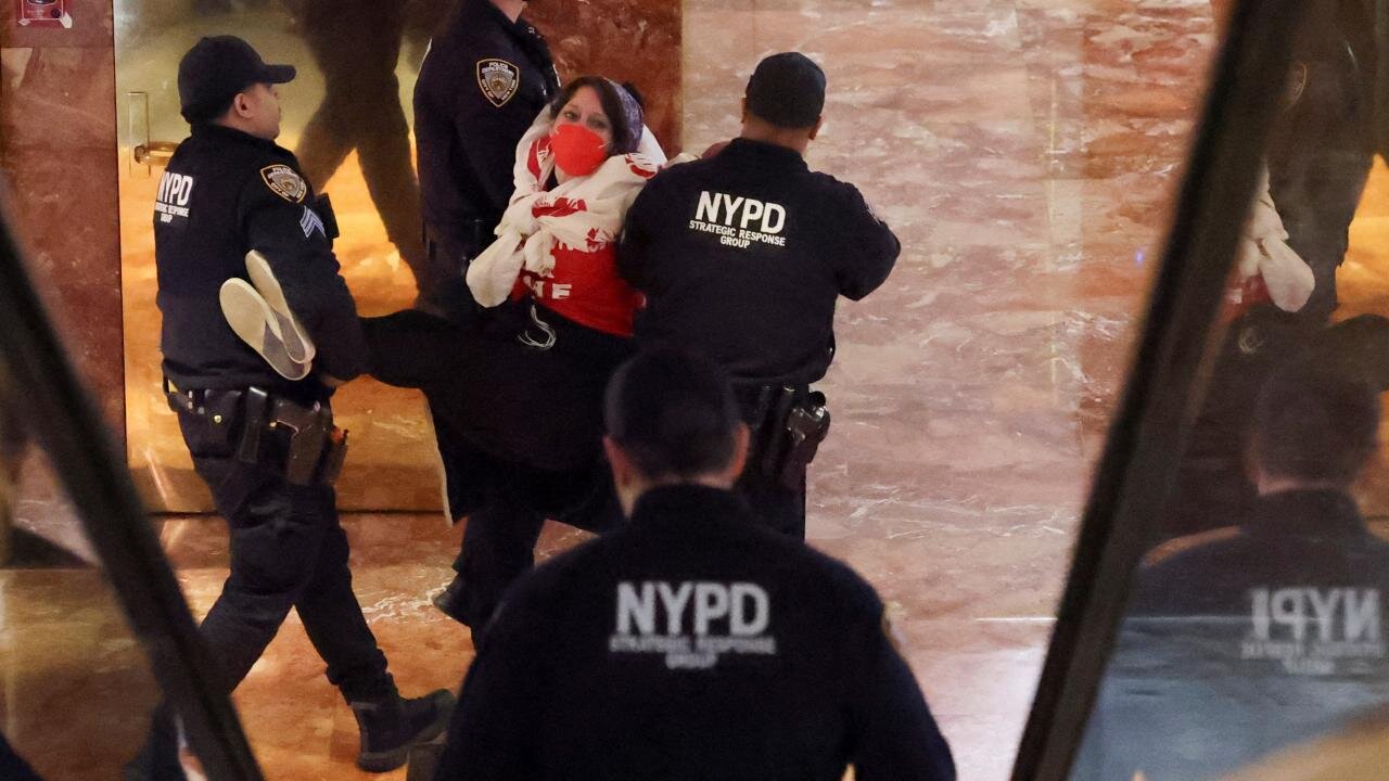 图文直击 | 纽约声援巴勒斯坦学生抗议者遭警方镇压