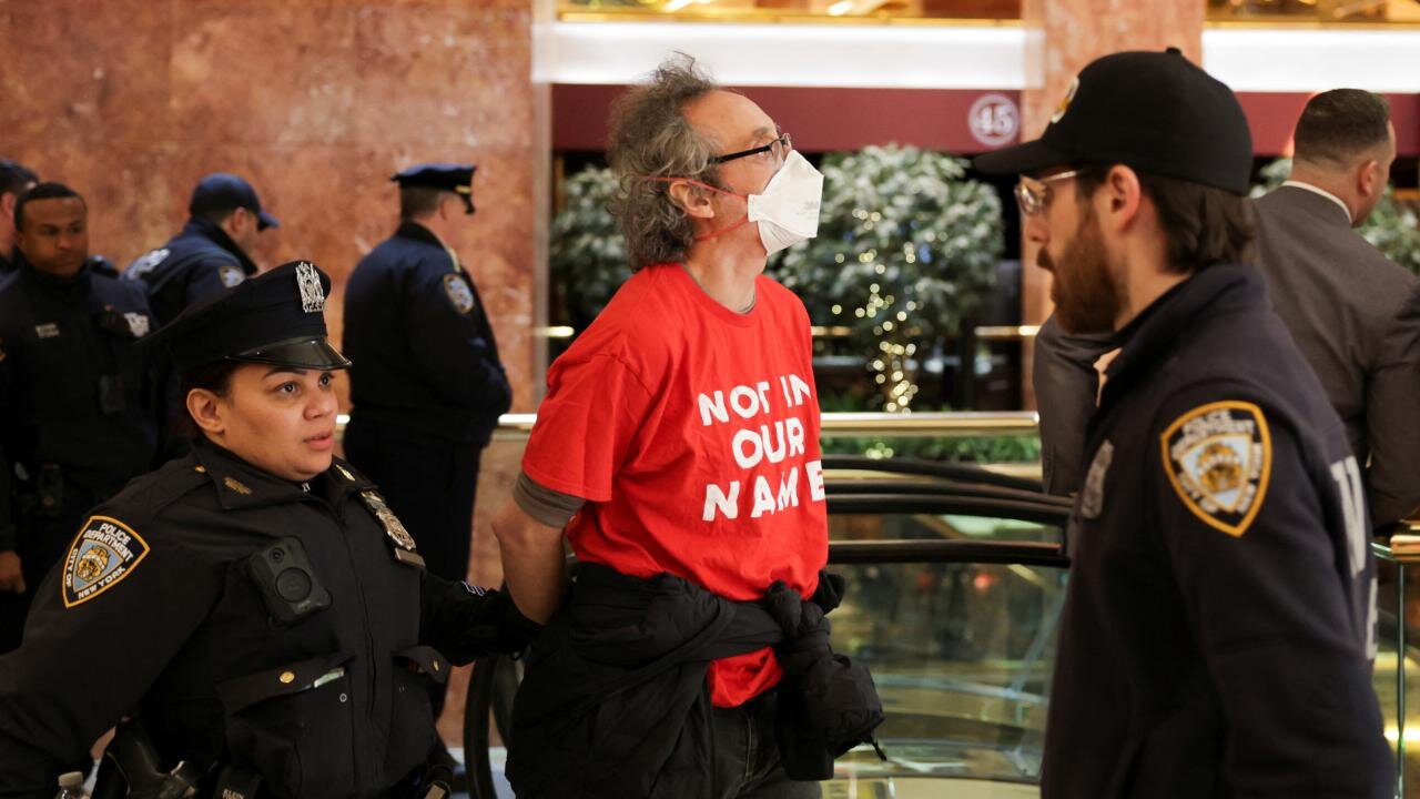 图文直击 | 纽约声援巴勒斯坦学生抗议者遭警方镇压