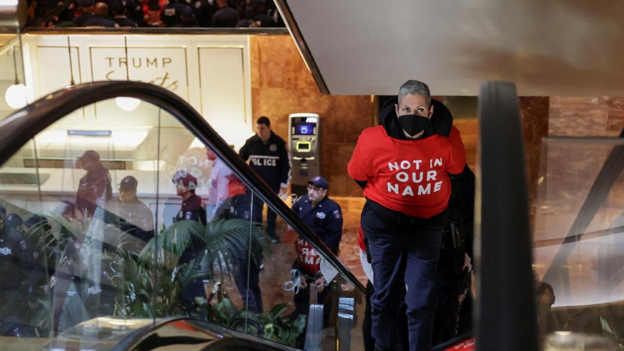 图文直击 | 纽约声援巴勒斯坦学生抗议者遭警方镇压