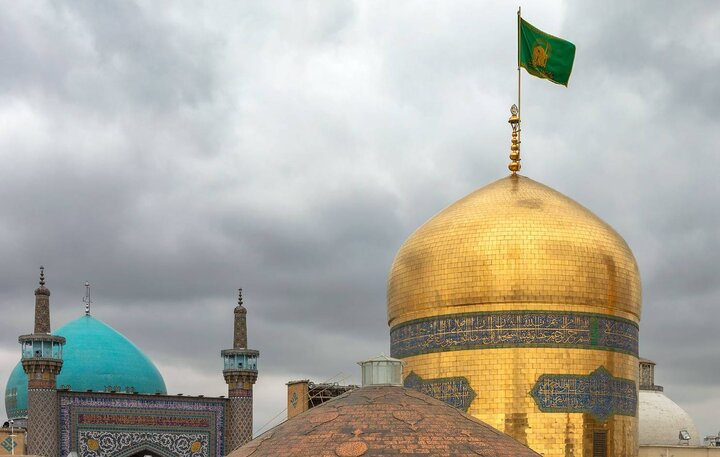 عملیات غبارروبی و شست‌وشوی گنبد مطهر حرم امام رضا(ع) 