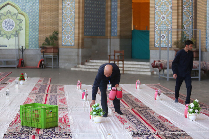 Rapora Wêneyên | Di şeva jidayîkbûna Ehlî Beytê de ji bo ziyaretvanên mezargeha Rezewî ya pîroz xwarina fitarê (1)