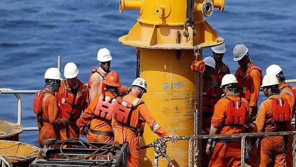 अमेरिकी प्रतिबंधों के बावजूद ईरान का तेल उत्पादन बढ़ोतरी। अमेरिकी प्रतिबंधों के बावजूद ईरान का तेल उत्पादन बढ़ोतरी।