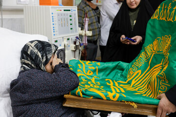 عکس  | حضور خدام حرم مطهر رضوی در بیمارستان 22 بهمن مشهد