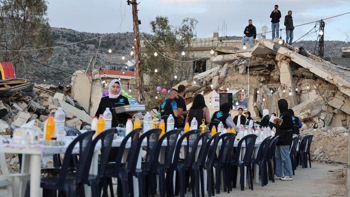 تقرير مصور/ افطار جماعي بين الأنقاض في بلدة كفر شوبا اللبنانية
