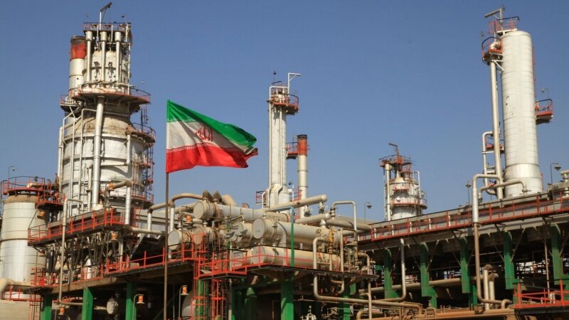 29. Farwardin - Jahrestag der Verstaatlichung der iranischen Ölindustrie - Einleitung des schrittweisen Rückzugs Großbritanniens aus der Region