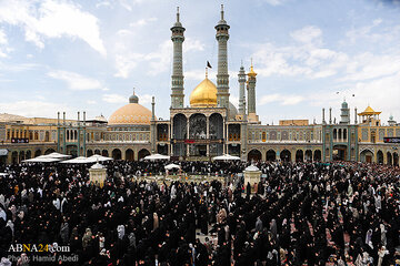 Ribuan Warga Qom Sambut Pergantian Tahun di Haram Sayidah Maksumah Qom