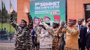 Plusieurs États africains quittent l'Union Française