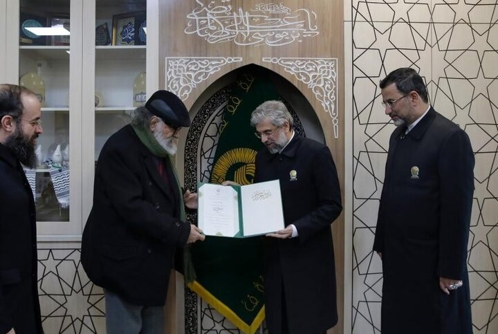 داریوش ارجمند: مرقد امام رضا(ع) در ایران هدیه خداوند است