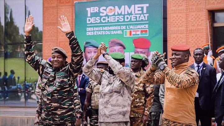 Plusieurs États africains quittent l'Union Française