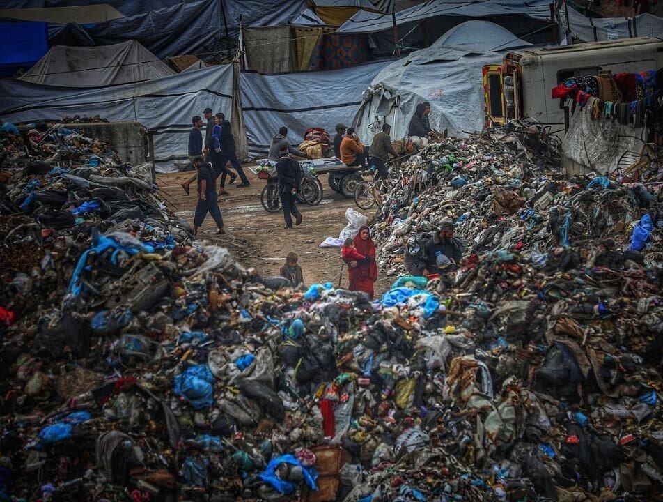 شرایط دشوار و غیرقابل تحمل مردم نوار غزه/ اردوگاهی در میان زبالهها + تصاویر