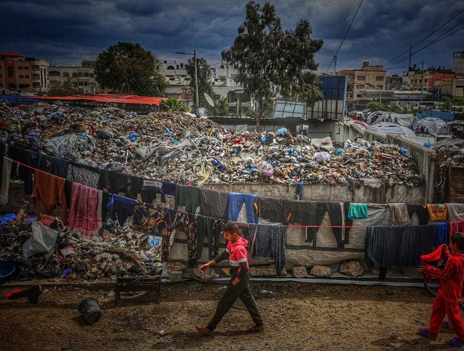 شرایط دشوار و غیرقابل تحمل مردم نوار غزه/ اردوگاهی در میان زبالهها + تصاویر