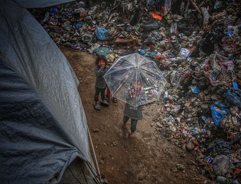 شرایط دشوار و غیرقابل تحمل مردم نوار غزه/ اردوگاهی در میان زبالهها + تصاویر