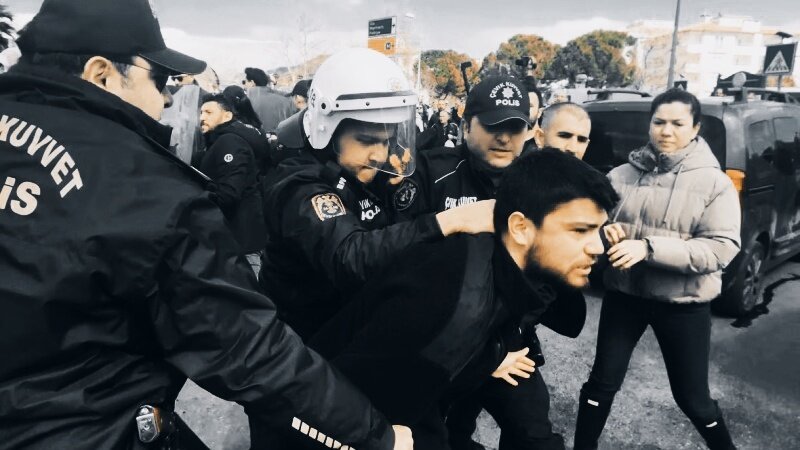 Nuovi scontri tra polizia turca e i manifestanti che sostengono Ekrem Imamoğlu; seduta d'emergenza degli oppositori di Erdogan
