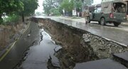 पाकिस्तान मे भूकंप के तेज़ झटके, सड़कों मे पड़ गई दरारें