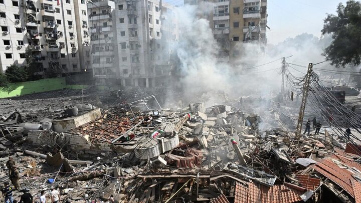 اهتزاز پرچم ایران روی ویرانه‌های ساختمان تخریب شده ضاحیه + عکس