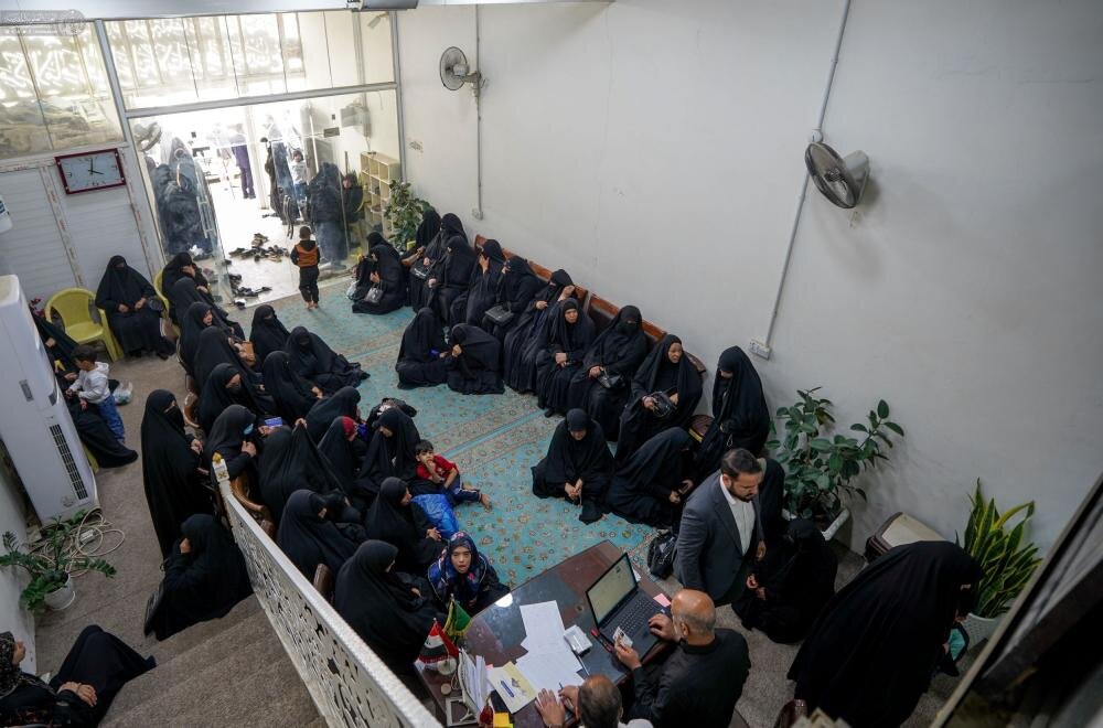 العتبة العلوية تمنح 2500 عائلة محتاجة 10 آلاف قسيمة شرائية بمناسبة عيد الفطر المبارك+(صور)