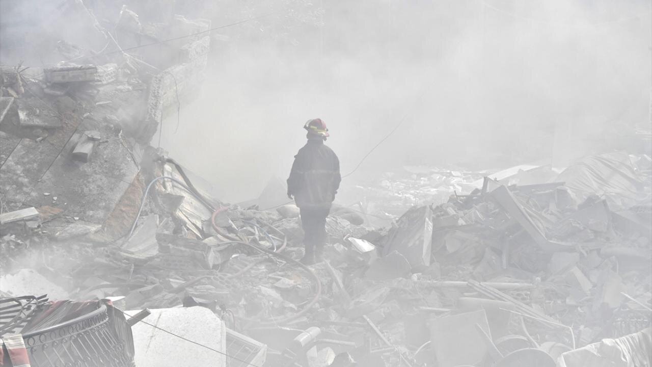 اهتزاز پرچم ایران روی ویرانههای ساختمان تخریب شده ضاحیه + عکس