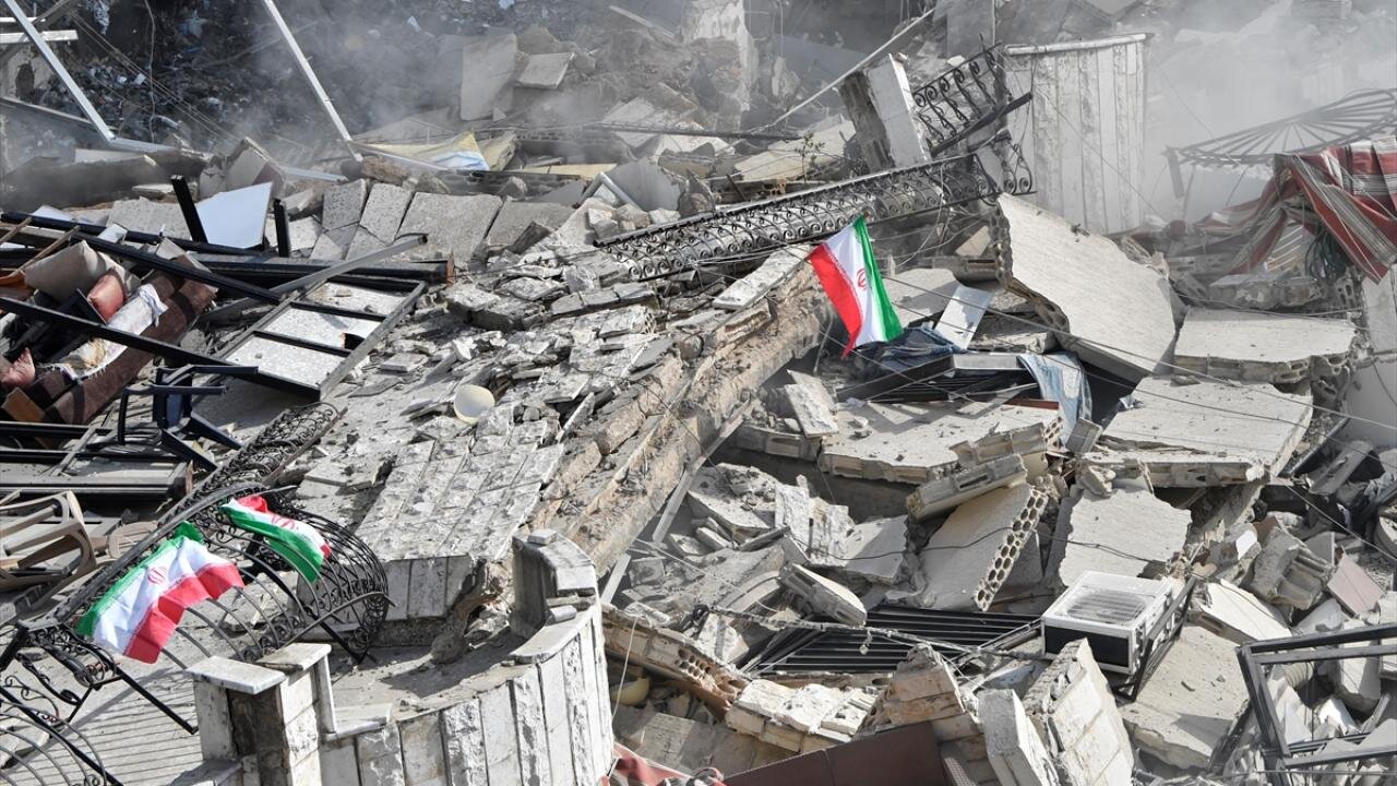 اهتزاز پرچم ایران روی ویرانههای ساختمان تخریب شده ضاحیه + عکس