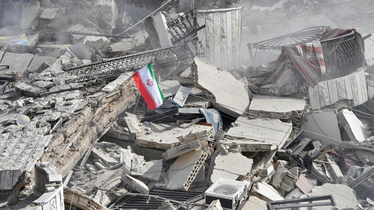 اهتزاز پرچم ایران روی ویرانههای ساختمان تخریب شده ضاحیه + عکس