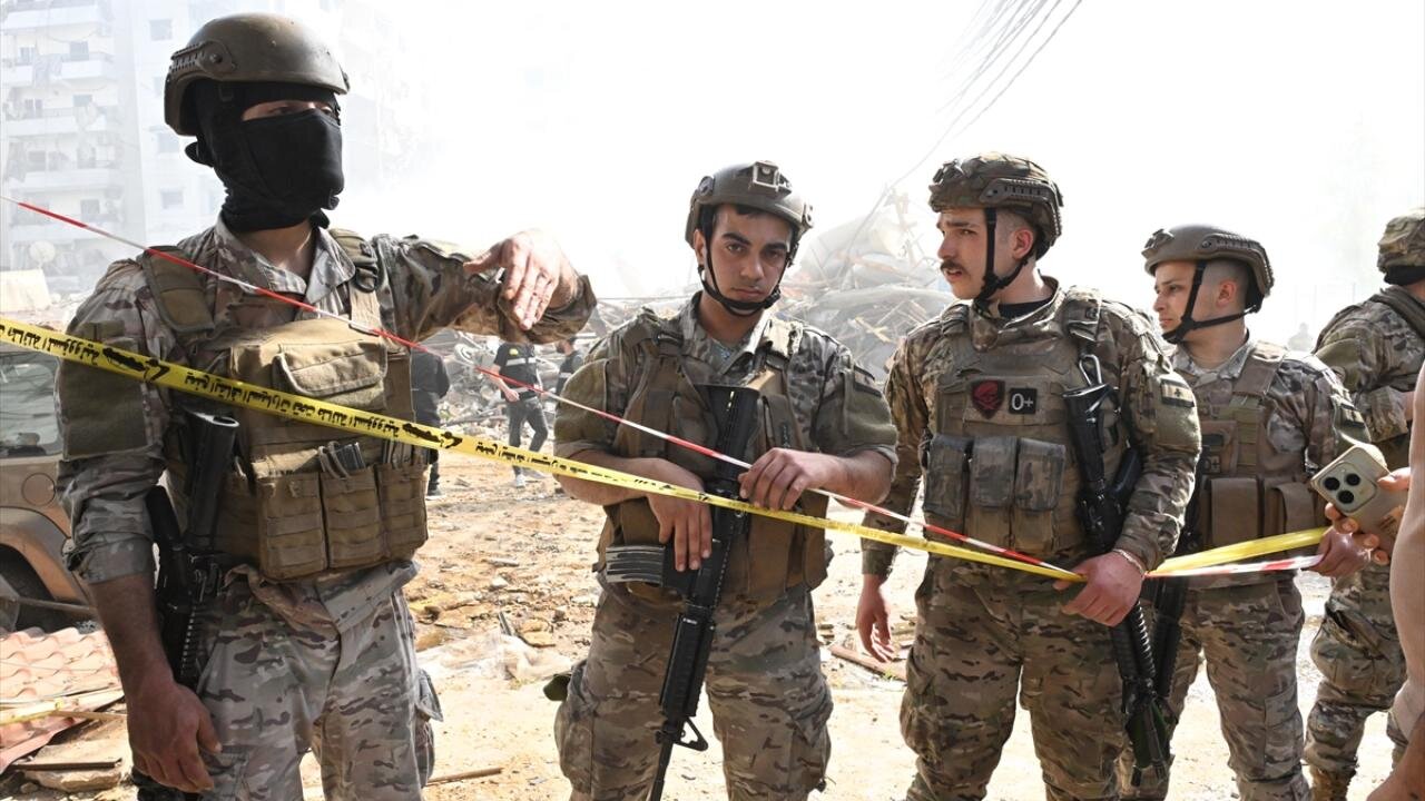 اهتزاز پرچم ایران روی ویرانههای ساختمان تخریب شده ضاحیه + عکس