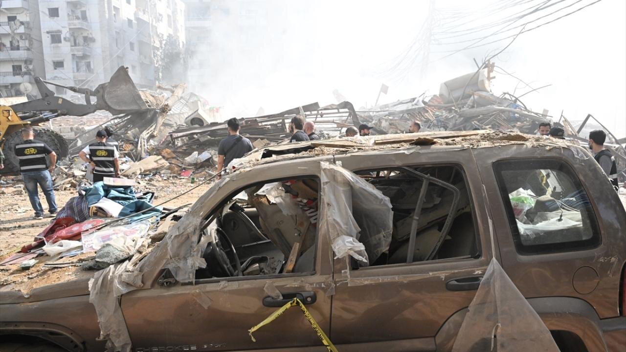 اهتزاز پرچم ایران روی ویرانههای ساختمان تخریب شده ضاحیه + عکس