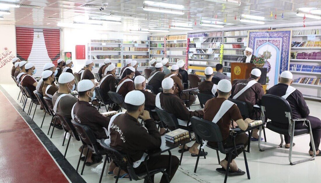 العتبة الحسينية تكرم نزلاء سجن بابل المركزي الذين شاركوا بحفظ القرآن الكريم+(صور)