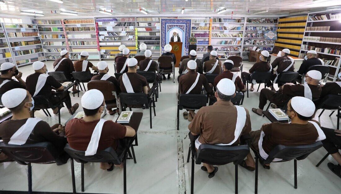 العتبة الحسينية تكرم نزلاء سجن بابل المركزي الذين شاركوا بحفظ القرآن الكريم+(صور)