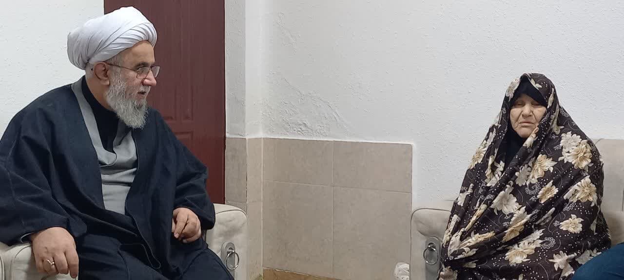 دیدار آیت‌الله رمضانی با مادر شهید نقی‌زاده در رشت