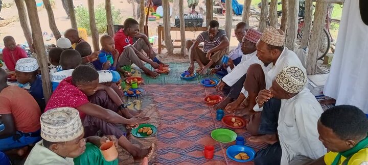 تقرير مصور/ إقامة صلاة عيد الفطر المبارك باحدى قرى في تانزانيا الافريقية