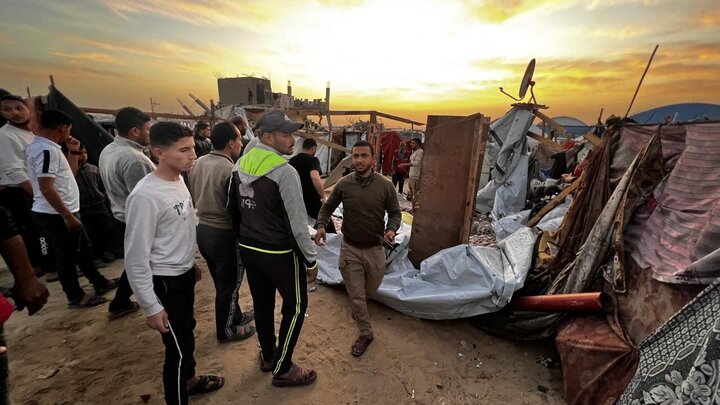 تقرير مصور/ الكيان الصهيوني يقصف خياما لجأ إليها لاجئون فلسطينيون غرب خانيوس