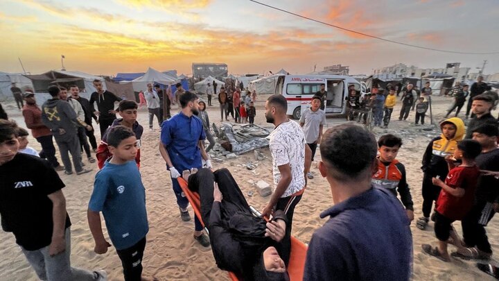 تقرير مصور/ الكيان الصهيوني يقصف خياما لجأ إليها لاجئون فلسطينيون غرب خانيوس