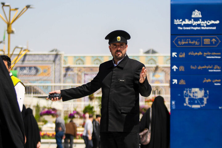 تقرير مصور/ تقديم الخدمات للزوار أثناء زيارتهم للإمام الرضا (ع) بمدينة مشهد