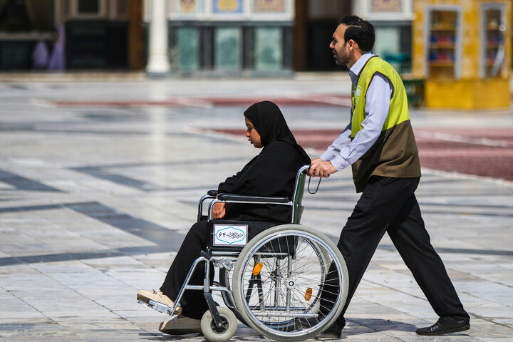 تقرير مصور/ تقديم الخدمات للزوار أثناء زيارتهم للإمام الرضا (ع) بمدينة مشهد