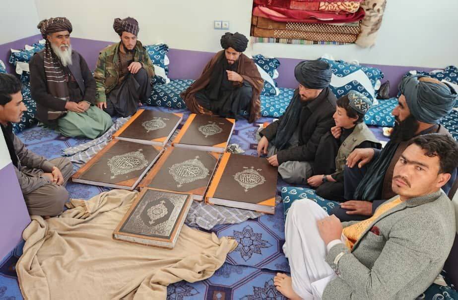 یک دختر هنرمند افغان کل قرآن را خامک دوزی کرد