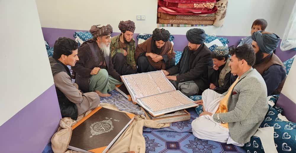 یک دختر هنرمند افغان کل قرآن را خامک دوزی کرد