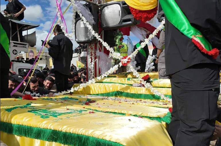 تشييع مهيب للذين دافع عن الوطن.. ميس الجبل اللبنانية تشيع شهداءها وتقول: "سنعود أحياء وأمواتا"