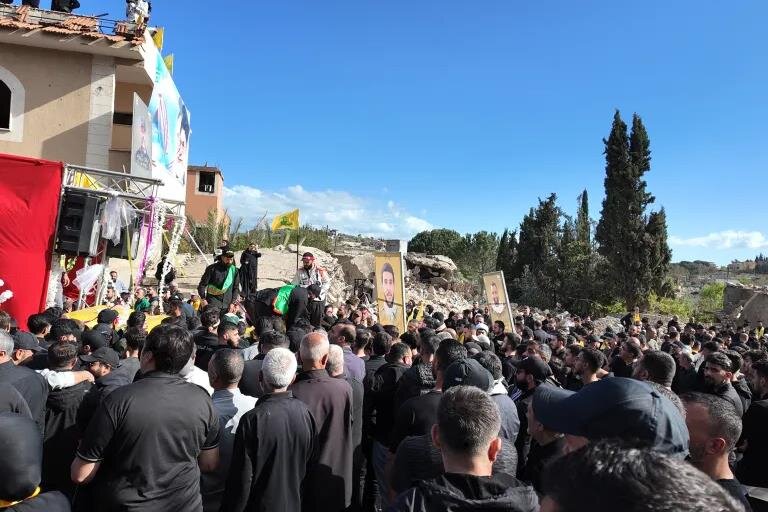 تشييع مهيب للذين دافع عن الوطن.. ميس الجبل اللبنانية تشيع شهداءها وتقول: "سنعود أحياء وأمواتا"