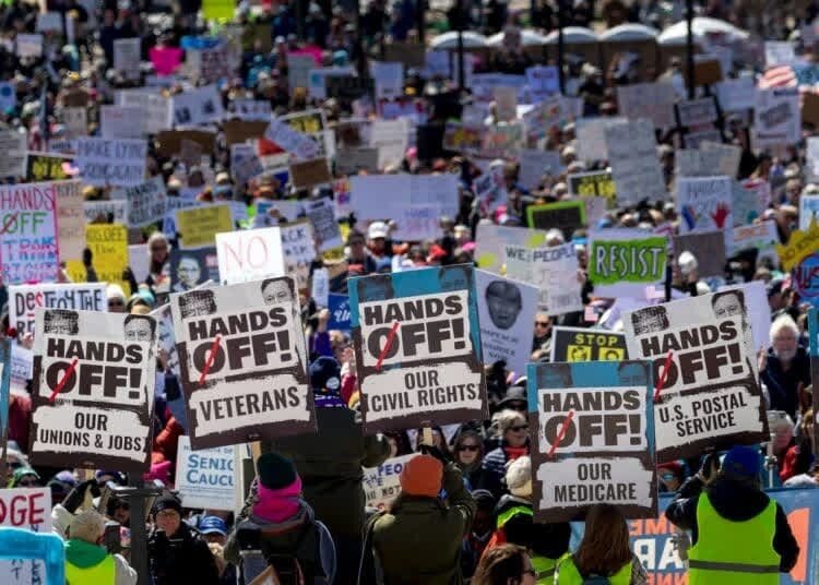 Mais de mil cidades nos EUA e no exterior registram atos contra Trump em maior protesto desde retorno à presidência Mais de mil cidades nos EUA e no exterior registram atos contra Trump em maior protesto desde retorno à presidência