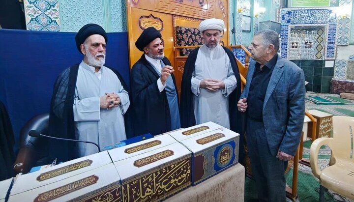 تقرير مصور/ موسوعة أهل البيت (ع) القرآنية تحظى باهتمام وتقدير كبير من قبل فضلاء الحوزة العلمية في العراق
