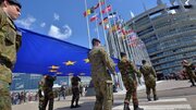 Поёни ҳимояти Амрико; Аврупо ба дунболи артиши мустақил ва саноати дифои якпорча