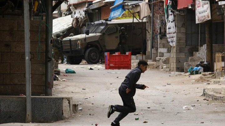 تقرير مصور/ قوات الاحتلال الصهيونية تقتحم مخيم بلاطة للاجئين بالضفة وتجبر الفلسطينيين على المغادرة