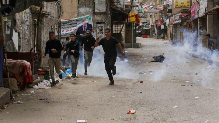 تقرير مصور/ قوات الاحتلال الصهيونية تقتحم مخيم بلاطة للاجئين بالضفة وتجبر الفلسطينيين على المغادرة